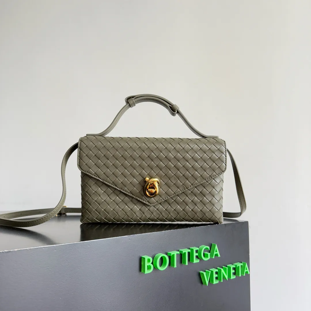 Batch 1660 BOTTEGA VENETA 2025 new product KNOT LOCK crossbody bag subverts the rigid lines of traditional tote bags, using drapey leather to create a three-dimensional silhouette that breathes. It has compartments and multiple card slots inside, making it a versatile commuter bag that can be used in various occasions. The details are full of exquisiteness, the casual retro color tone, and the upper body are full of elegance. Whether you are commuting or going out on the street, you can easily hold it. The two carrying methods of hand-carrying and long shoulder strap are very practical! At the same time, the shoulder strap is detachable, suitable for various dressing styles~ Whether it is a dinner party or daily commuting, it can be easily controlled and becomes your versatile tool❤️ Style number: 817191 Size: 25*16*5.5cm